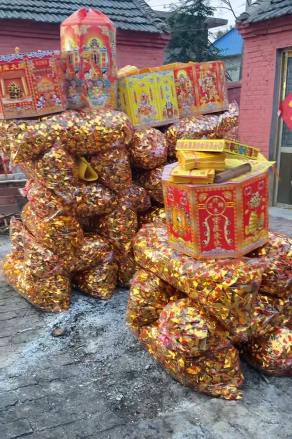 Auspicious Pixiu (with ritual implements included)